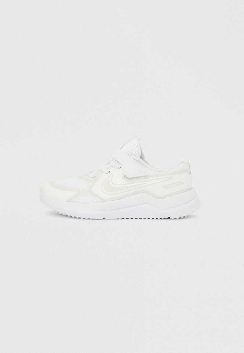 Αθλητικά παπούτσια Nike από λευκό δίχτυ και συνθετικό υλικό. Διαθέτουν επενδυμένο γιακά, ρυθμιζόμενο λουράκι και υφή στη σόλα για καλύτερη πρόσφυση.