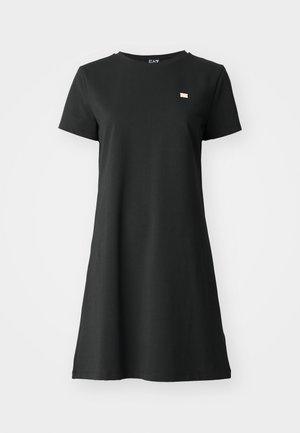 Korte ermer svart kjole laget av glatt stoff, med en avslappet passform og en liten merkevarelogo på brystet. Enkel og minimalistisk design.