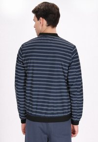 Marineblauwe bomberjack met horizontale witte en lichtblauwe strepen, elastische manchetten en tailleband, gladde stof en een klassiek ontwerp.