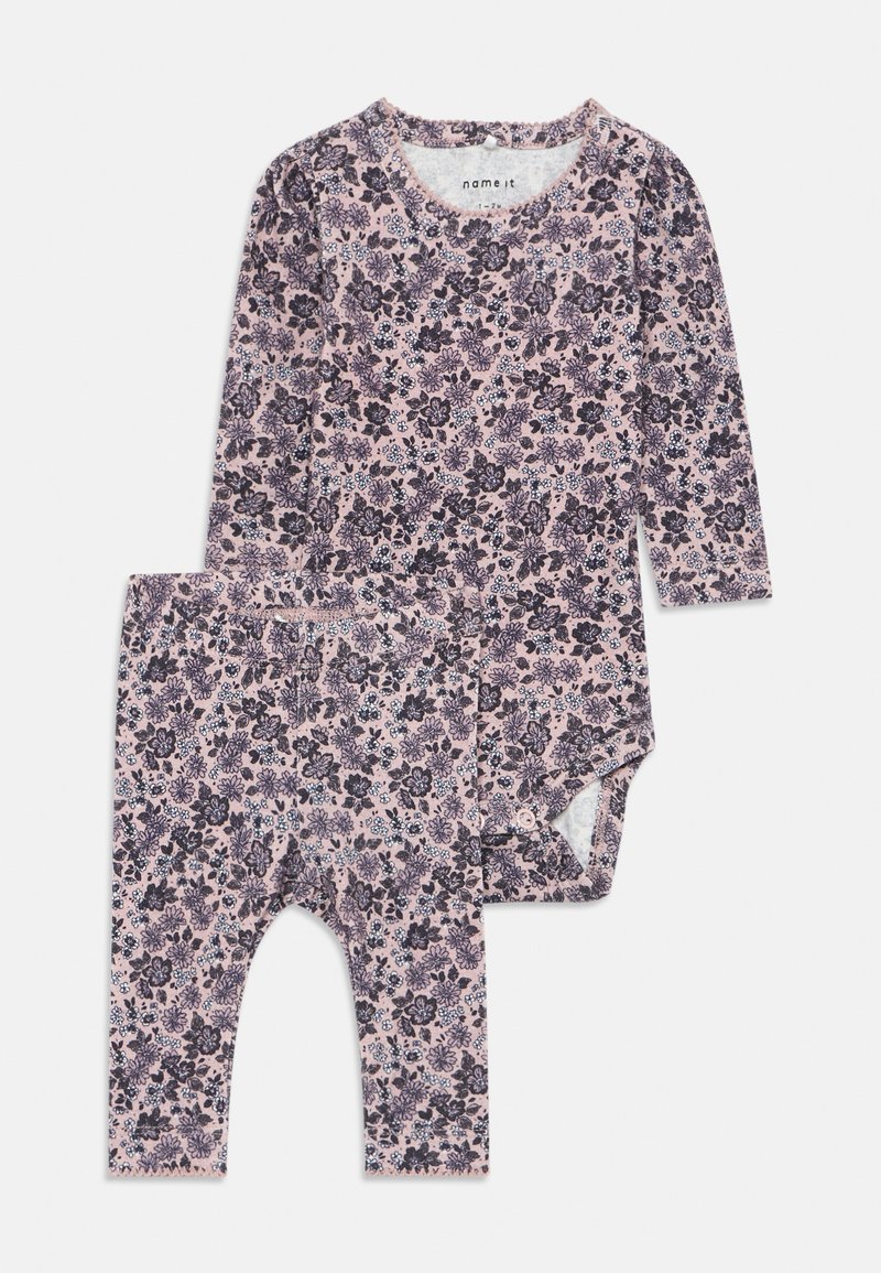 Ružový kvetinový set pre bábatká, ktorý obsahuje body s dlhým rukávom a legíny, s tmavofialovými kvetinovými motívmi a jemnou bavlnenou tkaninou.