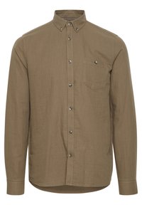 Chemise marron à manches longues et col pointu, avec une poche poitrine. Présente des boutons assortis et un tissu texturé.