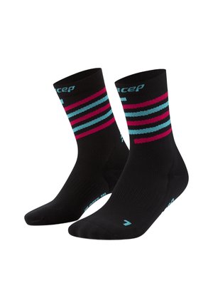 Schwarze Sportsocken mit türkisfarbenen und magentafarbenen horizontalen Streifen. Das Material wirkt glatt mit einer gerippten Textur an der Oberseite. Logo an der Seite.