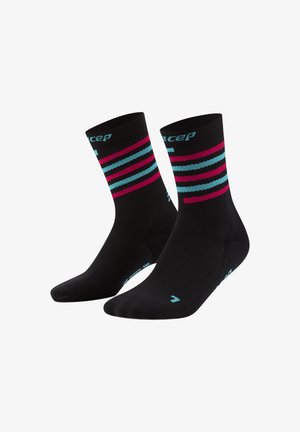 Schwarze Sportsocken mit türkisfarbenen und magentafarbenen horizontalen Streifen. Das Material wirkt glatt mit einer gerippten Textur an der Oberseite. Logo an der Seite.