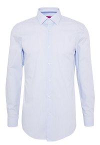 Heren lichtblauw overhemd met lange mouwen, knoopsluiting aan de voorkant, puntige kraag en subtiel dun streepjespatroon.
