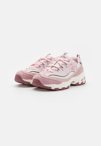 Baskets rose clair et crème avec un suède texturé et un mesh, dotées d'une semelle rembourrée et de lacets colorés, accentuées d'une semelle intermédiaire tachetée.