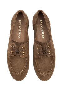 Scarpe in suede marrone con punta rotonda, design allacciato, occhietti dorati, cuciture visibili e marchio "RYLKO RELAX" sulla soletta.
