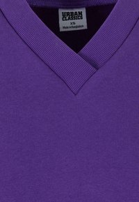 Maglione viola a V in tessuto testurizzato. Caratterizzato da un colletto a coste e una finitura in maglia morbida. L'etichetta riporta "Urban Classics," taglia XS.