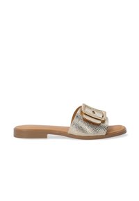 Guldmetallic slidesandal med en struktureret læderoverdel, rund tå og en fremtrædende spændeaccent. Flad hæl og tan gummisål.