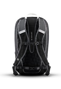 Mochila negra y gris con una textura geométrica, correas de hombro acolchadas y hebillas ajustables; cuenta con un asa superior para llevar.