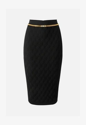Gonna a matita nera fino al ginocchio con motivo geometrico testurizzato e sottile cintura a catena d'oro in vita su sfondo bianco.