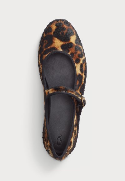 Sapatos Mary Jane de estampado de leopardo com uma textura suave e peluda. Apresentam um bico redondo, uma tira preta com uma fivela dourada e um interior preto.