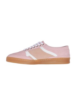 Sneaker rosa scamosciata a taglio basso con dettagli in pelle bianca, lacci bianchi e suola in gomma beige.
