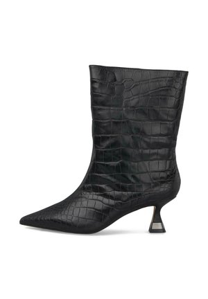 Botín de cuero negro hasta el tobillo con textura de cocodrilo, punta afilada y un exclusivo tacón corto en forma de cono con acentos plateados.