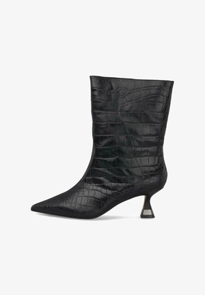 Schwarze Leder-Stiefelette mit Krokodilstruktur, spitzer Zehenpartie und einzigartigem, kurzem Kegelhak mit silbernen Akzenten.