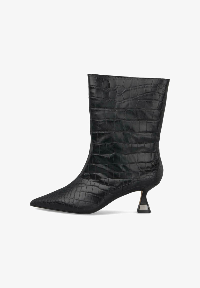 Botín de cuero negro hasta el tobillo con textura de cocodrilo, punta afilada y un exclusivo tacón corto en forma de cono con acentos plateados.