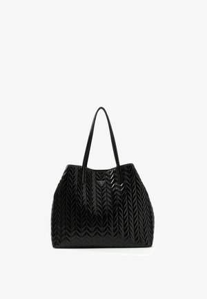 Sac cabas en cuir matelassé noir avec motif chevrons, doubles anses et petit logo métallique triangulaire au centre devant.