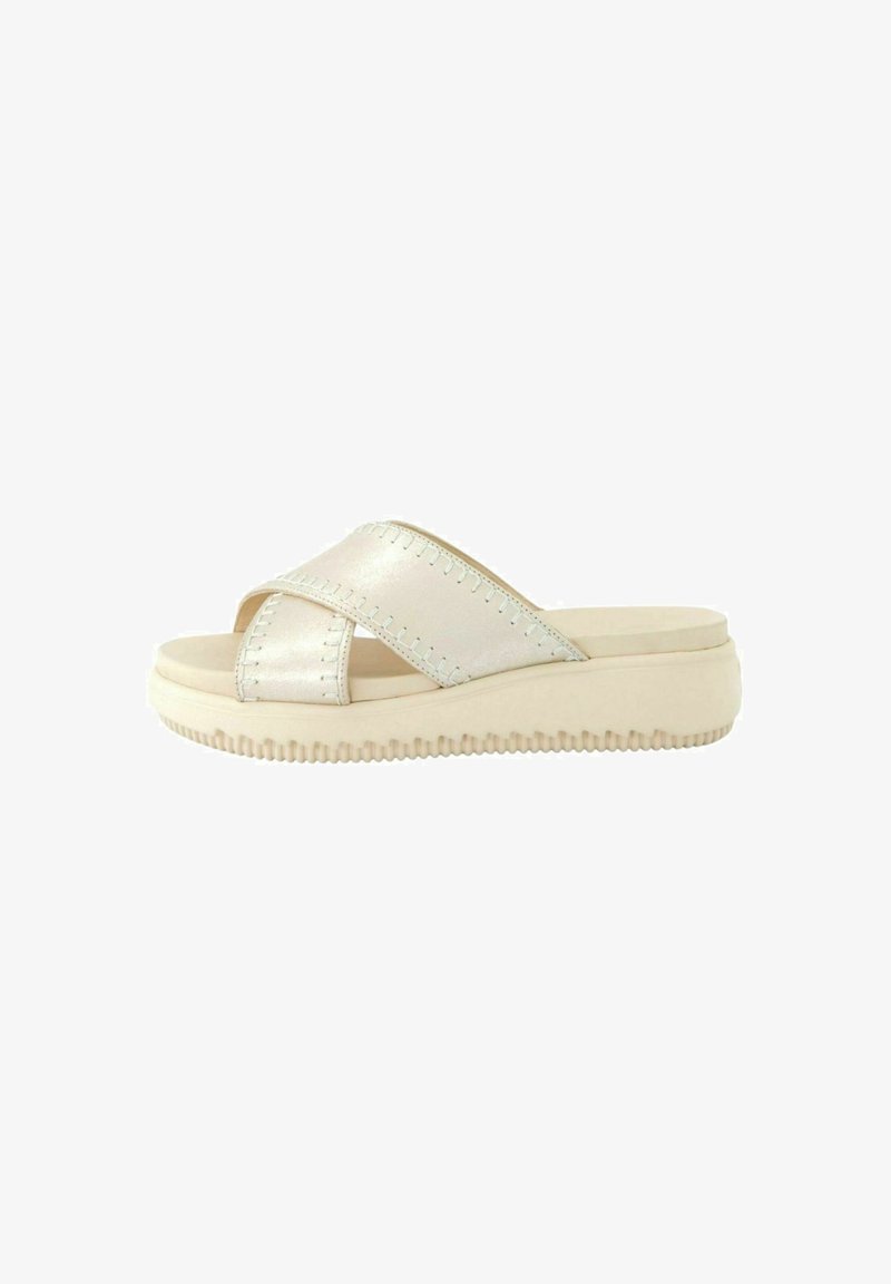Kruisband slip-on sandaal met een glanzende beige bovenkant, een gevoerde voetbed en een textuur crème zool met een patroonrand voor extra grip.
