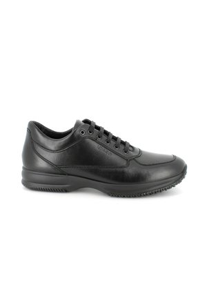 Sneaker in pelle nera con texture liscia, punta rotonda, sei occhielli per i lacci e suola in gomma con un motivo antiscivolo.