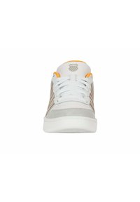Baskets blanches et grises avec des matériaux en daim et cuir, présentant un bout rond, des lacets blancs, des accents orange et le logo K-Swiss sur la languette.
