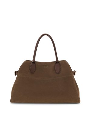 Sac à main en daim marron avec des anses en cuir marron foncé, une forme trapézoïdale structurée et un discret logo "Guess" embossé sur le devant.