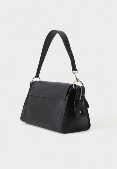 Sac à main en cuir noir avec large bandoulière, anneaux argentés, fermeture à rabat et détail zippé latéral sur fond blanc.