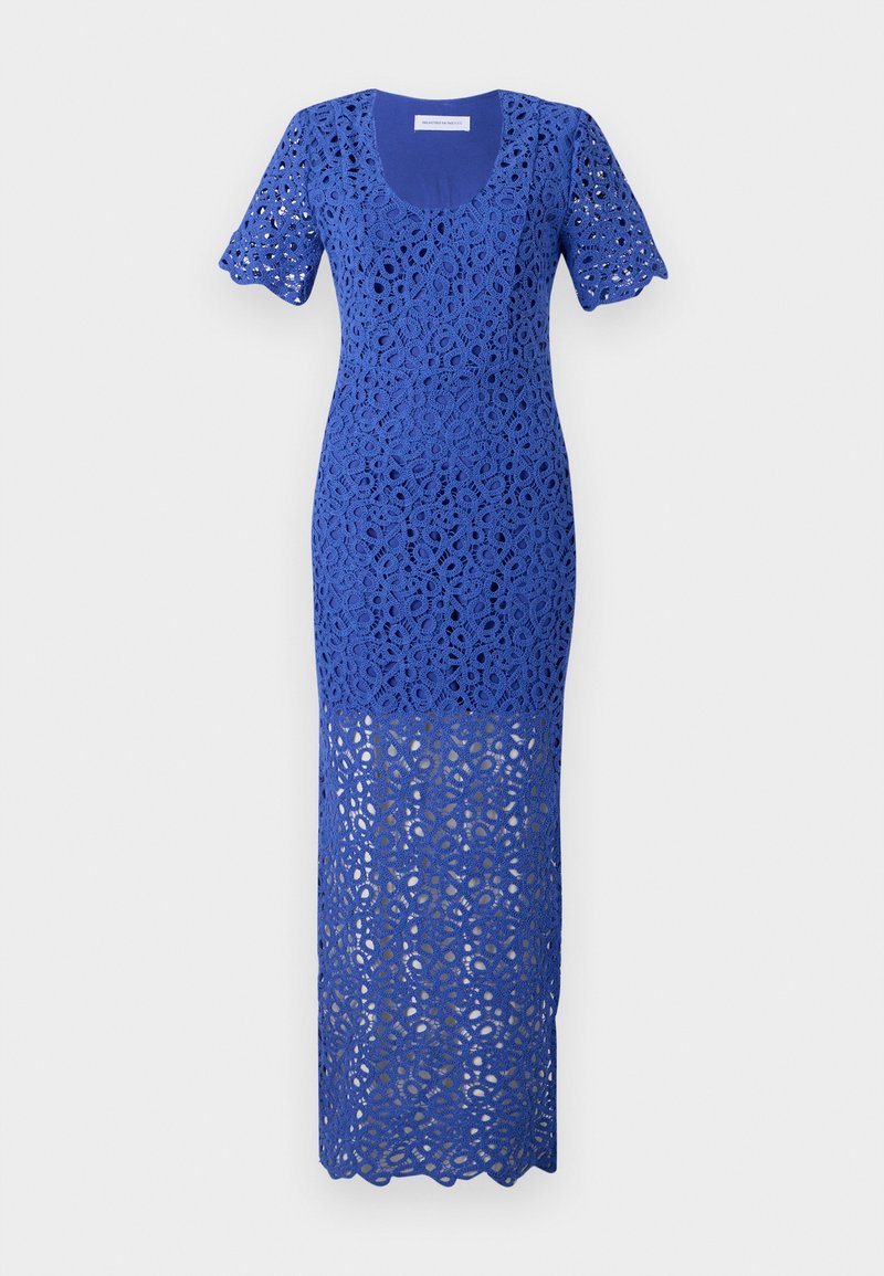 Blaue Spitzenkleid mit einem taillierten Oberteil und ausgestellt kurzen Ärmeln, das mit einem filigranen Blumenmuster und einem langen Rock mit gewelltem Saum versehen ist.