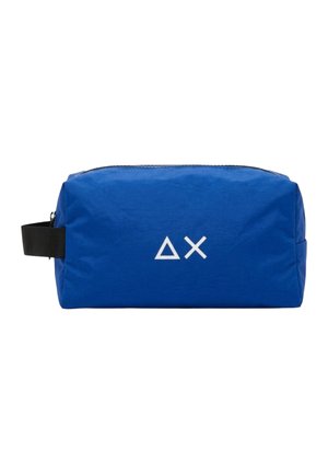 Bustina rettangolare blu con zip, manico laterale nero e simboli bianchi a triangolo e X sul davanti.