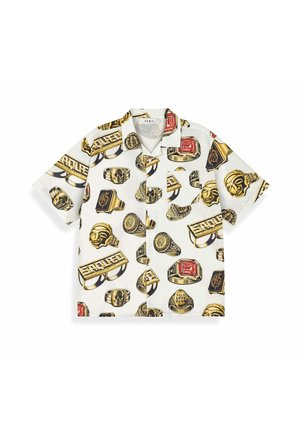 Biała koszula z krótkim rękawem na guziki, z wzorem złotych pierścieni z czaszkami, twarzami, klejnotami i tekstem.