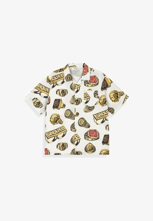 Camicia bianca a maniche corte con bottoni, decorata con motivi di anelli dorati con teschi, volti, gemme e scritte.