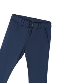 Marineblauwe broek van gladde stof, met knoopsluiting, riemlussen en schuine voorkantzakken. Rechte snit, zonder patronen.