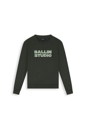 Donkergroene longsleeve trui met ronde hals en "BALLIN STUDIO" in grote lichtgroene letters gedrukt op de voorkant.