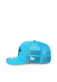 Casquette bleue avec un panneau avant solide et un dos en mesh. Présente un logo brodé à l'avant, une visière arrondie et une fermeture snapback ajustable.