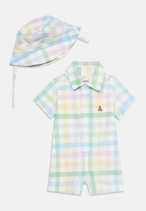 Combi-short bébé à manches courtes en carreaux pastel avec col et boutons, assortie d'un chapeau de soleil à large bord avec boucle sous le menton.
