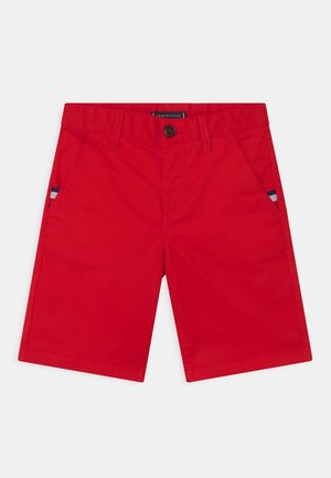 Helle rote knielange Shorts mit Fronttaschen, Gürtelschlaufen, Druckknopfverschluss und kleinen marineblauen, weißen und roten Streifendetails in den Taschen.