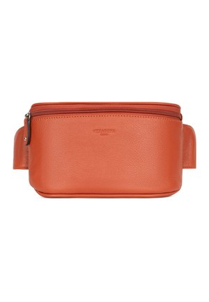 Oranje leren tas met ritssluiting, met een gladde textuur, ronde vorm en een zijhandvat voor gemakkelijk dragen.