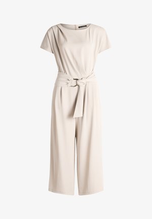 Beiger Jumpsuit mit kurzen Ärmeln, weitem Bein, rundem Ausschnitt und passendem Stoffgürtel mit runder Metallschnalle an der Taille.