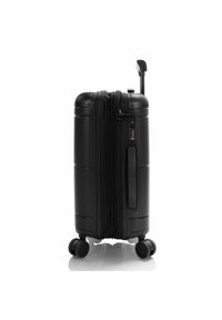 Valigia rigida nera con superficie texturizzata, chiusura a zip, maniglia laterale integrata, lucchetto a combinazione e quattro ruote.