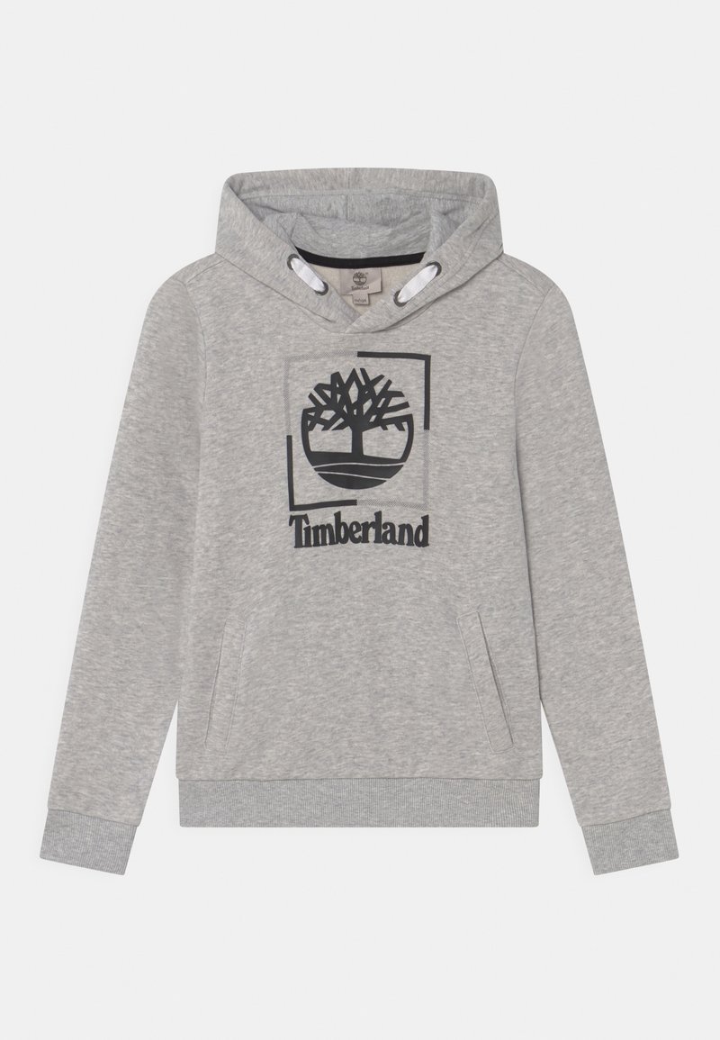 Szara bluza z kapturem wykonana z miękkiego materiału, z czarnym logo drzewa w kwadracie oraz napisem „Timberland”. Posiada kieszeń kangurka.