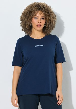 Ulla Popken, FEELING GOOD SHORT SLEEVE GRAPHIC TEE - T-shirt print - ink blue