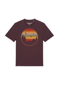 Bordeaux kleurig T-shirt met een circulaire grafische uitvoering van een zonsondergang, met horizontale strepen in oranje en groen, silhouetten van bomen en vogels.
