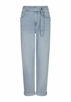 Lichtblauwe jeans met hoge taille, een stoffen ceintuur, voorzakken en opgerolde pijpen.