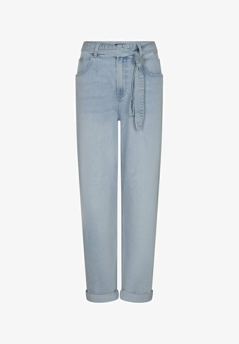 Lichtblauwe jeans met hoge taille, een stoffen ceintuur, voorzakken en opgerolde pijpen.