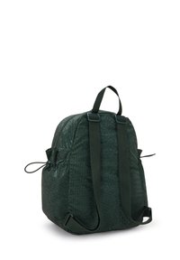 Zaino verde con una superficie texture, doppie cinghie per le spalle, una maniglia superiore e tasche elastiche laterali per ulteriore spazio di archiviazione.