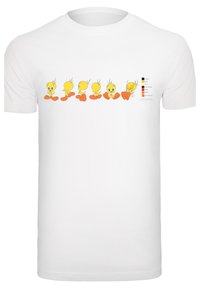 Hvit bomulls t-skjorte med en serie på fem gule tegneserie-fugler med oransje føtter, trykket horisontalt over forsiden.