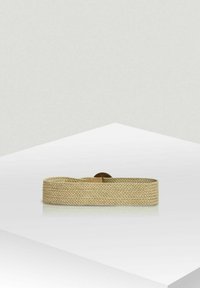 Cinturón tejido beige con un acabado texturizado, que presenta una hebilla circular marrón. Diseño simple y funcional con longitud ajustable.