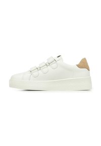 Witte leren sneaker met drie verstelbare banden en een getextureerde rubberen zool. Suede accent bij de hiel. Ronde vorm, minimale details.