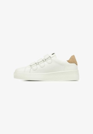 Witte leren sneaker met drie verstelbare banden en een getextureerde rubberen zool. Suede accent bij de hiel. Ronde vorm, minimale details.