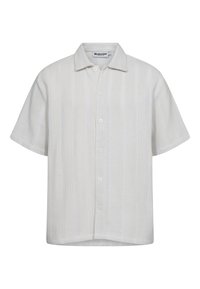 Camisa blanca de manga corta con rayas verticales, frontal abotonado y cuello clásico. Fabricada en tejido texturizado.