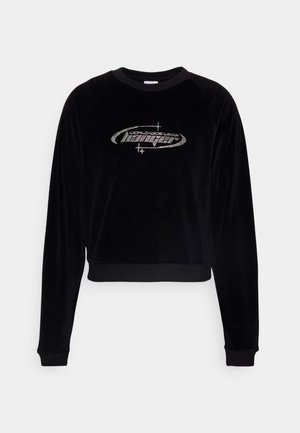 Juodas trumpas megztinis su ilgomis rankovėmis ir blizgučiais „WORLDWIDE WEAR NEW IPLACE“ tekstu bei žvaigždžių akcentais ant krūtinės.