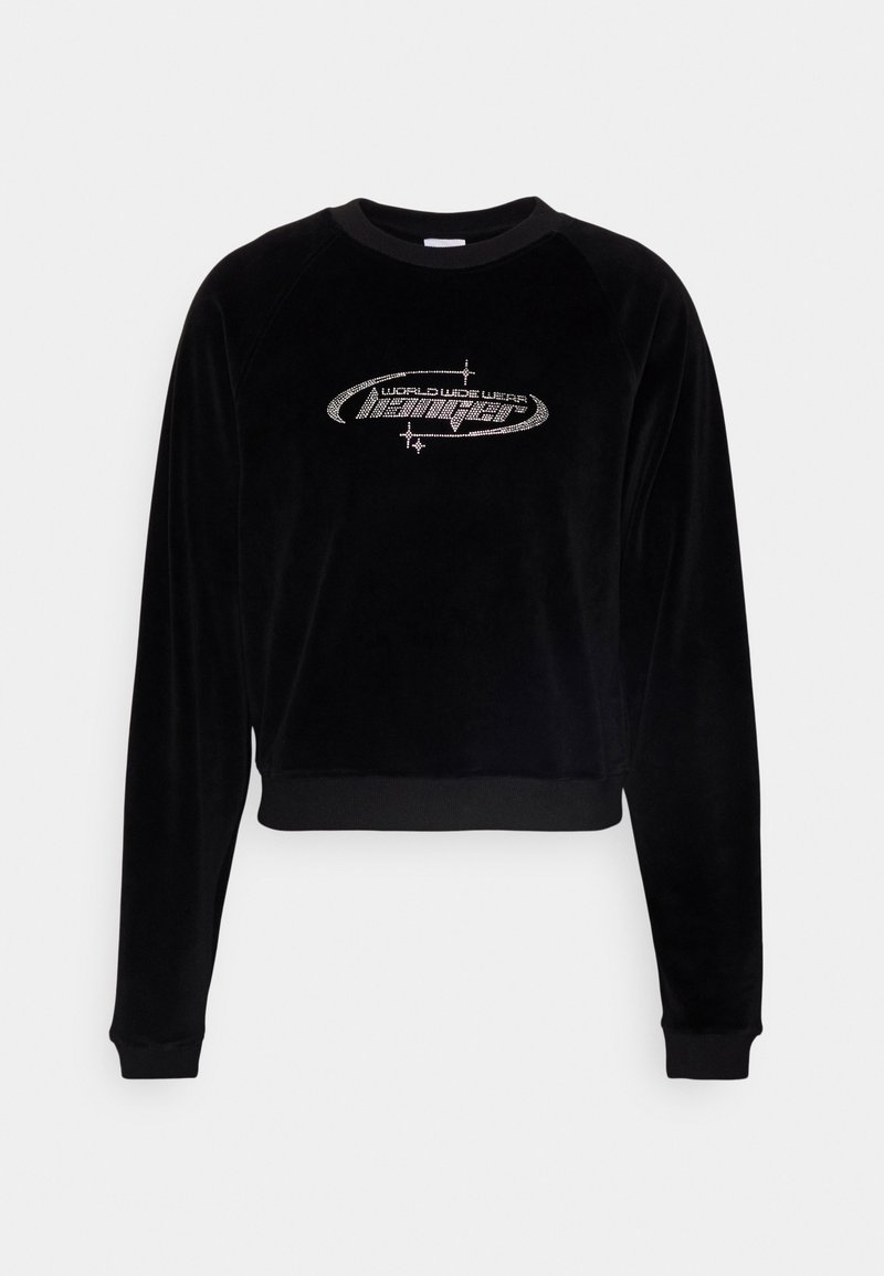 Μαύρο κοντό φούτερ με μακριά μανίκια και αστραφτερό κείμενο "WORLDWIDE WEAR NEW IPLACE" με αστέρια στη θήκη.